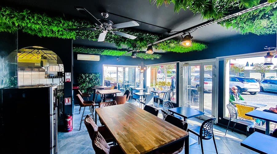 La salle du P’tit Bistrot au Crès, ses tables en bois et son plafond végétal